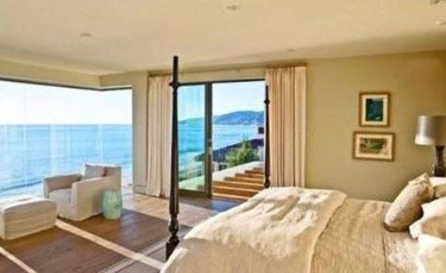 Çiftin yatak odası okyanus manzaralı.