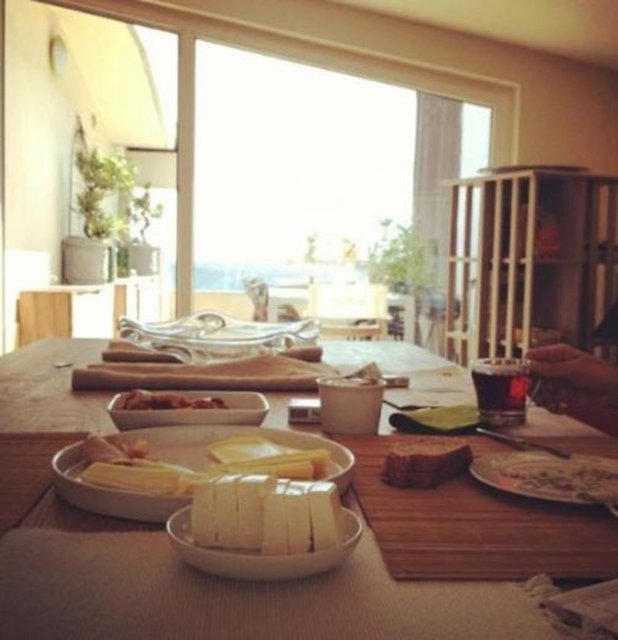 EZGİ MOLA  - Ezgi Mola'nın çatı katı dairesinin yemek odasından görünüm.