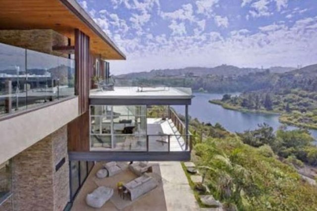 Bieber'ın evinin ömre bedel bir manzarası var.  -