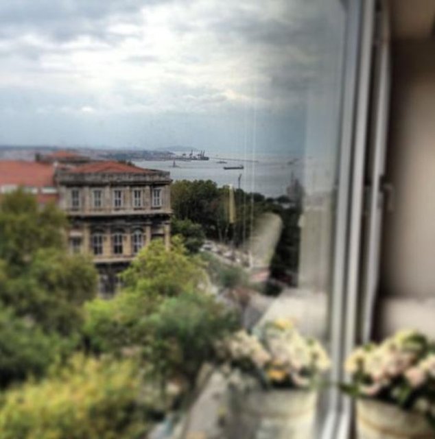 Aydın, aynı pencereden geceyi, gündüzü, gündoğumunu ve mevsimlerin değişimini fotoğraflayıp sosyal medyada takipçileriyle paylaşıyor.