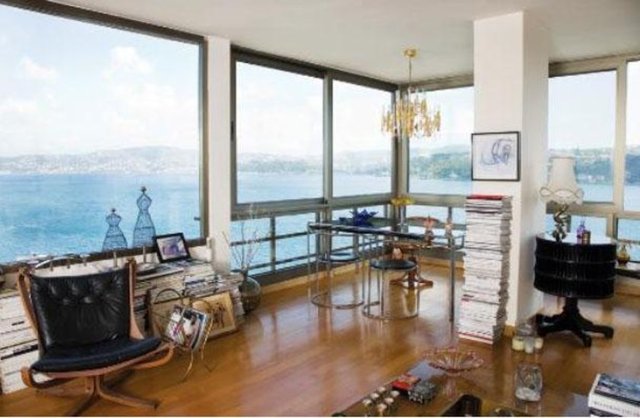 Sükan'ın salonundan bir başka manzara.