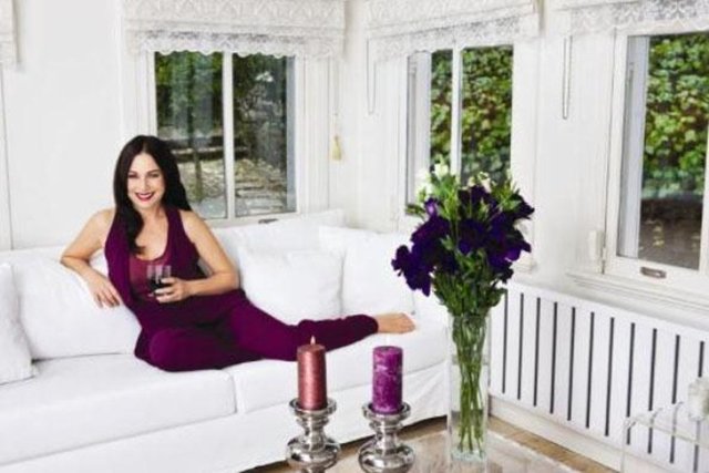 Salonundan yemyeşil bir manzarayı seyrediyor Gürler.