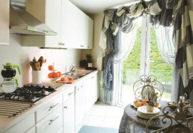 AYÇA VARLIEL  - Ayça Varlıel'in salonundan bahçe manzarası.