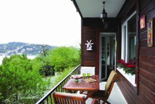 Ünlü çiftin balkonu Boğaz manzaralı.