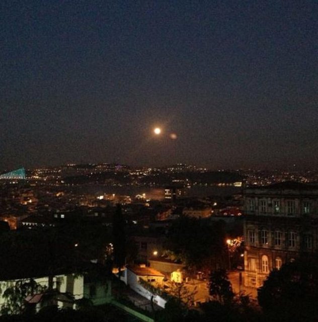 Bu penceresinden gece manzarası.