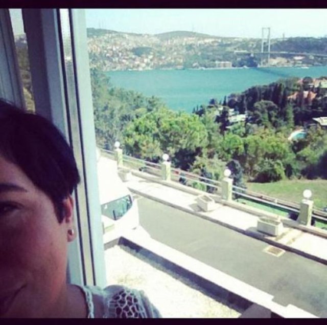 IŞIN KARACA  - Işın Karaca'nın salonu da deniz manzaralı.  -