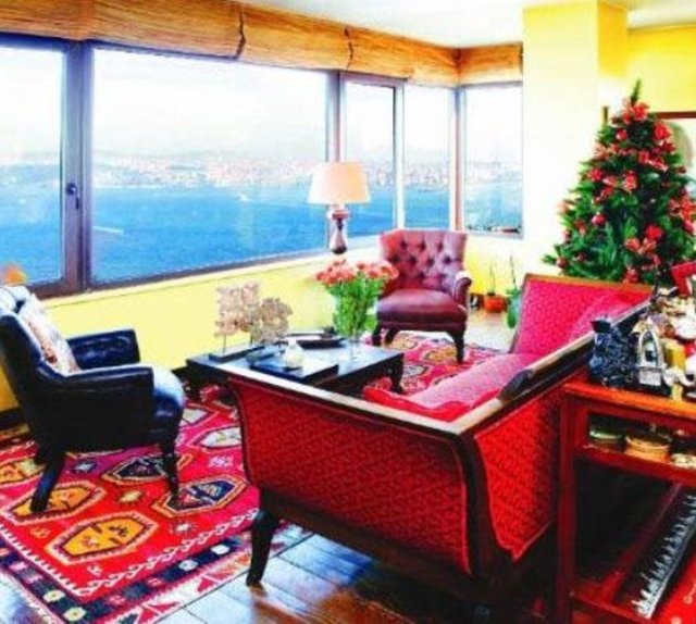 AYŞEGÜL ALDİNÇ  - Ayşegül Aldinç'in deniz manzaralı salonu.