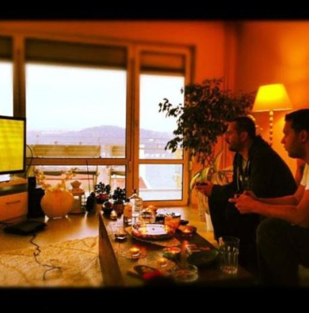 HANDE SUBAŞI  - Hande Subaşı da deniz manzaralı bir evde yaşıyor.