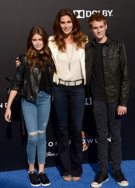 90'ların popüler top modellerinden Cindy Crawford'a olan inanılmaz benzerliği ve güzelliğiyle ilgi odağı olan Kaia'nın bir de 15 yaşında Presley adında ağabeyi var. -