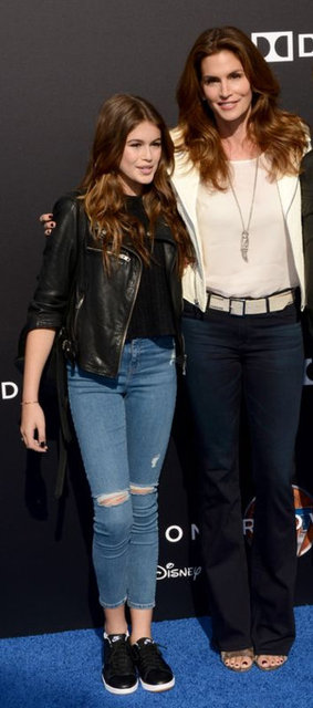 Cindy Crawford'ın 13 yaşındaki kızı Kaia, geçtiğimiz gün 'Tomorrowland'in galasında annesiyle birlikte boy gösterdi. -