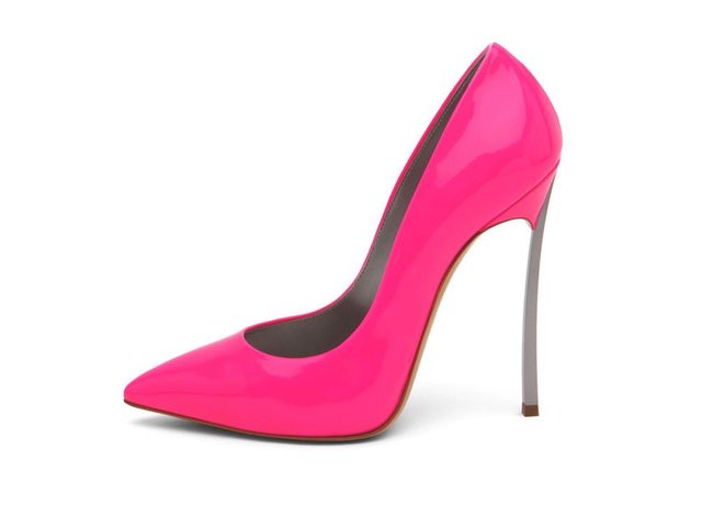 2014 yılının zarif ve kadınsı ayakkabıları, özellikle dilimize pelesenk olmuş stiletto'lar, bu sezon yerini iddialı platformlara bırakıyor. Hanım hanımcık ayakkabılar dolaplara!