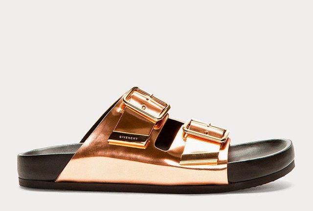 Çok rahat oldukları kesin, fakat, bu yaz birken tarzı terlikleri bir kenara bırakarak, yazı takunya formlu modellerle geçirin.