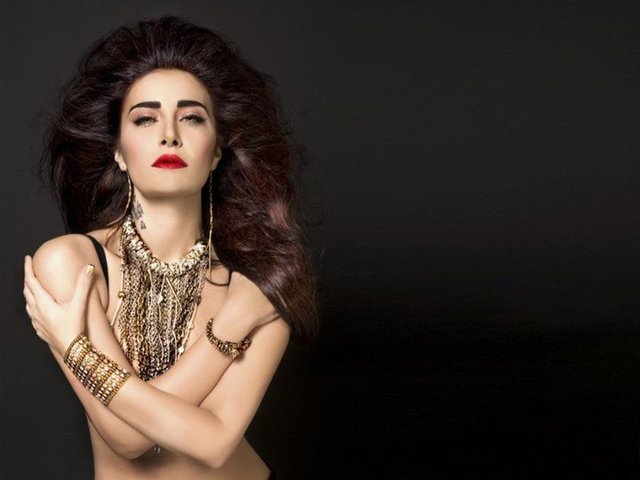 "İfade özgürlüğü diye inlerken olumlu yorumları kucaklayıp olumsuz yorumlara üvey evlat muammelesi yapılamaz. Bir özgürlük vurgunu olarak; tüm olumlu olumsuz eleştirilerin önünde saygıyla eğiliyorum.