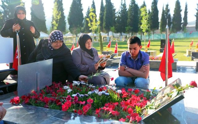 14 Mayıs 2014 saat 02.30, Maden ocağında karbondioksit ve duman nedeniyle kurtarma çalışmalarına ara verildi.