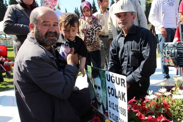 13 Mayıs 2014 saat 19.00 ocakta yoğun dumanda mahsur kalan işçileri kurtarmak için temiz hava verilmeye başlandı. -