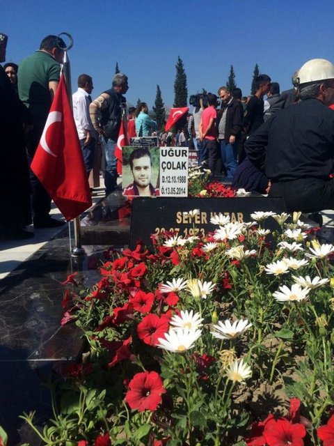 13 Mayıs 2014 saat 20.30 Soma Kömür İşletmeleri A.Ş.'den yazılı açıklama, "Kazanın nasıl gerçekleştiğine dair inceleme ve araştırmalar başlatılmıştır. Birinci önceliğimiz içerideki çalışanlarımızın bir an önce sağ salim kurtarılmasıdır" denildi. -