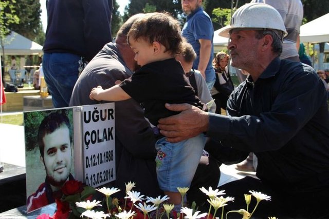 13 Mayıs 2014 saat 21.00 kurtarma çalışmaları süren ocakta, mahsur kalan madenciler arasında hayatını kaybedenlerin bulunduğu bilgisi gelmeye başladı.