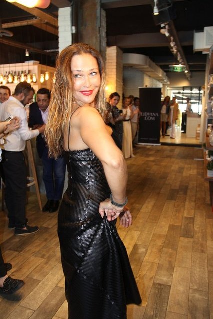 Muhabirlerin "Mankenlik hoşunuza gitti galiba" sorusu üzerine çok heyecanlandığını söyledi.