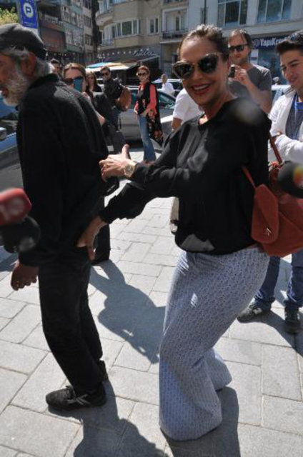 Bu arada Hülya Avşar, tanıtım için geldiği Bebek'te yoluna çıkan yaşlı bir adamın para istemesi üzerine, topladığı paraları ona verdi.