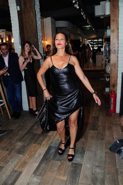 Avşar, "Muazzam bir şey. Fakat  hiç öyle kolay değilmiş. Elim ayağım birbirine dolandı, yürüyemedim. Biraz saçmaladım" dedi. (Makaron)