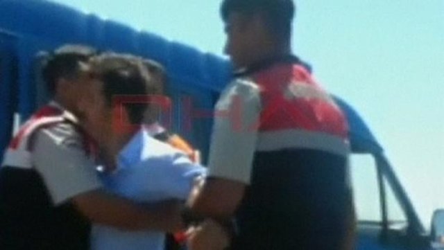 Fenerbahçeli futbolcu Emre Belözoğlu, Eskihisar Topçular feribotunda Beşiktaşlı taraftarların saldırısına uğradı