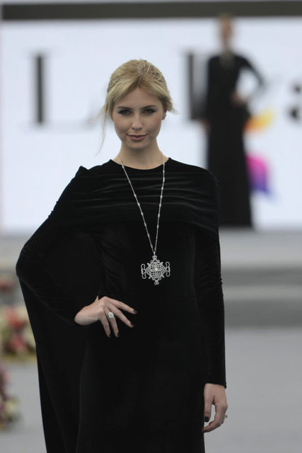 ■ Türkçe'de sizi en çok ne zorluyor? - Türkçe'nin kendisi başlı başına zorluyor. Ama ben zaten çok basit bir Türkçe konuşuyorum. İnsanların dediklerini anlasam bile cevaplarım kısa oluyor. Yaşamımı devam ettirecek kadar Türkçe konuşuyorum.