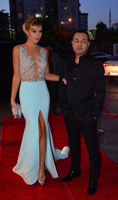 "SERDAR BANA BALIM DİYOR" - ■ Serdar Bey'in sizin için yaptığı bir şarkı var mı? - Bir önceki albümde 'Kadınım' ve 'Balım' şarkılarını benim için yapmıştı. Yeni albümde de var mı onu bilmiyorum.