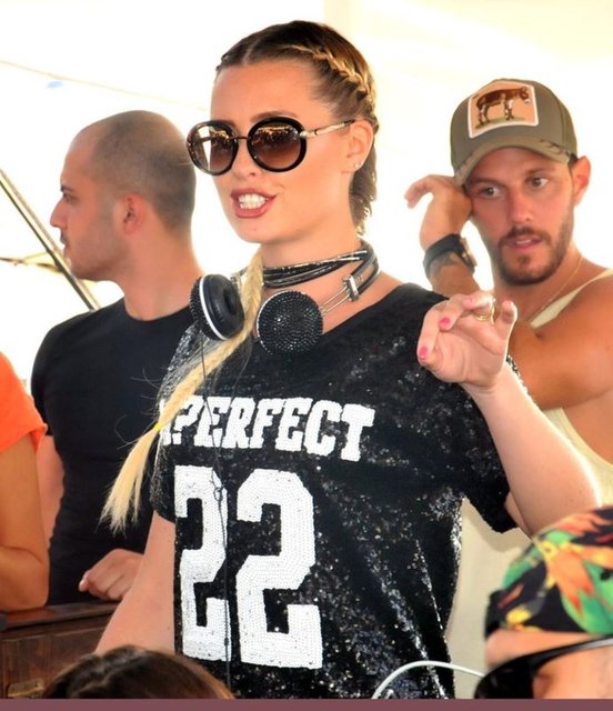 Buraya geldikten sonra ve Serdar'la birlikte olunca başlayan bir şey değil. 14 yaşımda mankenliğe başladım. Daha önce de Paris'e gitmiştim. Şimdi de yeni bir ajans buldum. Miami'ye gideceğim ve orada da mankenlik yapacağım.