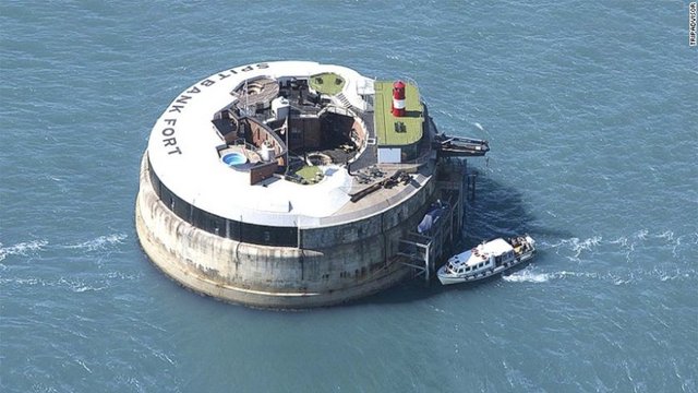 Spitbank Fort, İngiltereÖnceden silah platformu olarak kullanılan yapı şuan lüks bir ada gibi konaklama hizmeti veriyor. Özel lüks otelde önceden silah olan bölümde artık sauna ve güneşlenme bölümü bulunuyor.