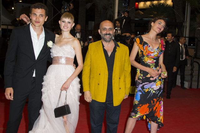 Bir erkek, bir kız ve başka bir kızın cinsel hayatını konu alan film seksüel bir melodrama.  -  - "Herkese Karşı Tek Başına" filmiyle Altın Palmiye dahil pek çok ödüle layık görülen yönetmen, yeni filmi "Love" ile bir kez daha Cannes'da.