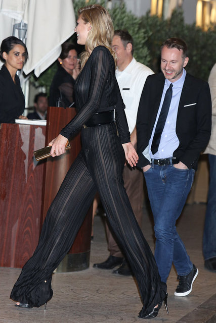 Leonardo DiCaprio'nun eski sevgilisi model Toni Garrn, katıldığı bir davette siyah, transparan bir tulum giydi.