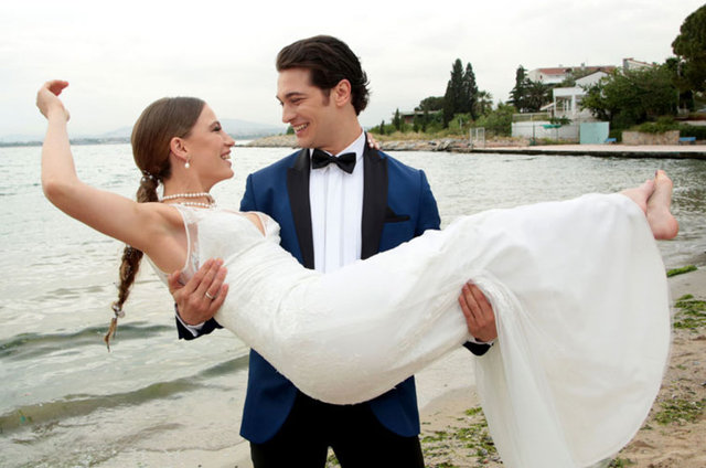 Senarist Ece Yörenç, oyuncular Barış Falay, Taner Ölmez, Nihat Altınkaya, Hazar Ergüçlü, Gözde Kansu gibi sette oyuncular sette ve yemek molalarında fotoğraflarını Instagram sayfasında paylaştı...