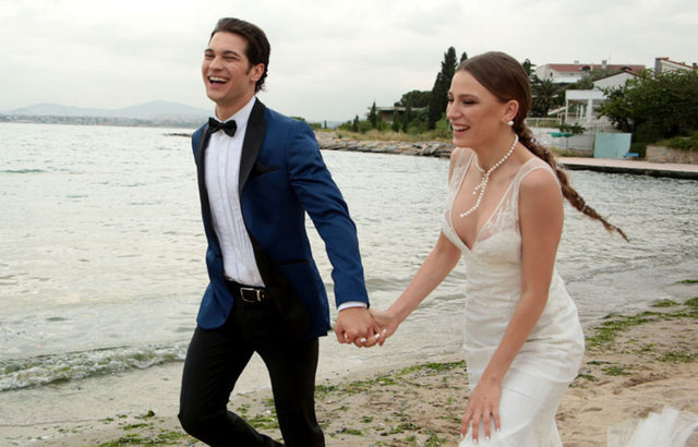 Yarın yayınlanacak bölümünden sonra 2 bölüm sonra ekrana veda edecek 'Medcezir' dizisinde Mira'yı oynayan Serenay Sarıkaya'yla Yaman'ı canlandıran Çağatay Ulusoy'un düğün sahnesi çekildi...
