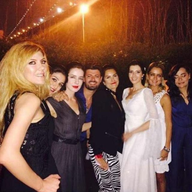 Davete aralarında Bergüzer Korel, Pelin Karahan ve Merve Boluğur'un da bulunduğu çok sayıda ünlü katıldı. -