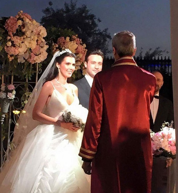 Hatice Şendil ve Burak Sağyaşar, bundan 5 yıl önce birlikte rol aldıkları dizinin setinde başlayan aşklarını nikah masasına taşıdı.