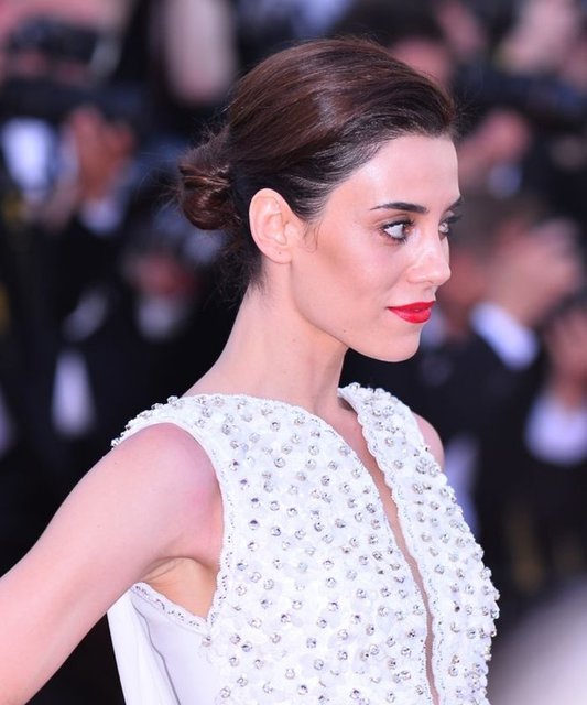 Kırmızı halıda boy gösteren diğer isim de Cansu Dere oldu.