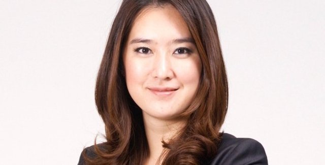 Kei'nin babası Ji Haipeng, lüks emlak şirketi Logan Property'nin sahibi. Ji Haipeng kızının kendi yerini alacağını açıkladı.