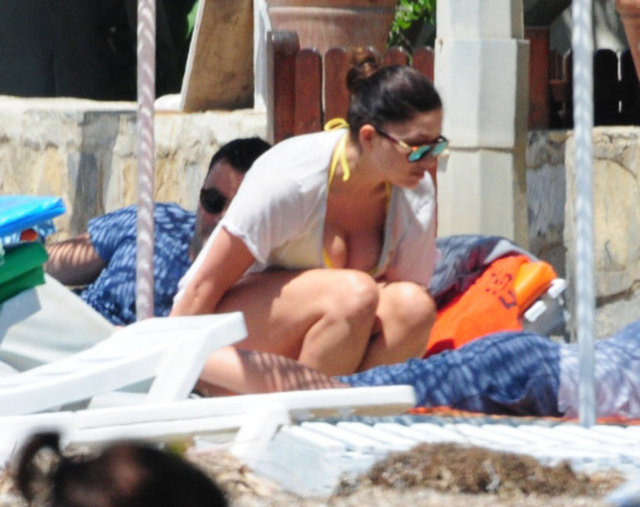 Bikinili görüntü vermekten kaçınan Yeşilçay oğlunun 'denize girme' isteğini önce kabul etti sonra vazgeçti.