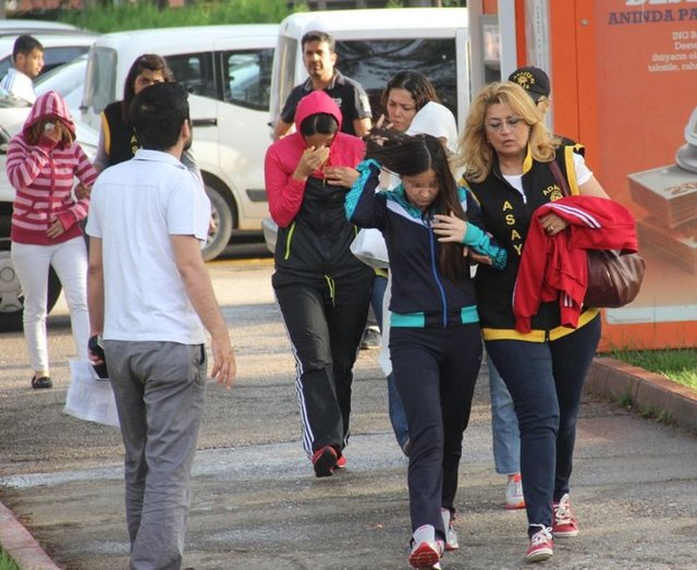 Çocuklarımız 4 günden beri perişan oldular" diyerek ifade verip gözyaşı döktü. E.Ş. ile E.A.'nın da aralarında bulunduğu 15 kişi tutuklanırken, 14 şüpheli tutuksuz yargılanmak üzere serbest bırakıldı.