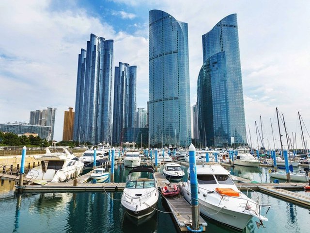 14: Busan, Güney Kore - 527 kilometrekarelik alanda 351 boyunda binaları vardır.