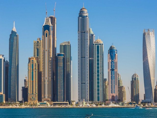 6: Dubai, Birleşik Arap Emirlikleri - 3,885 kilometrekare alan içinde 686 boyunda binaları vardır.
