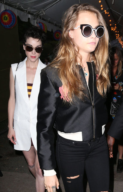 Bir süredir birlikte olan ikili, objektifler önünde mahcup ve mutlu görünüyordu.