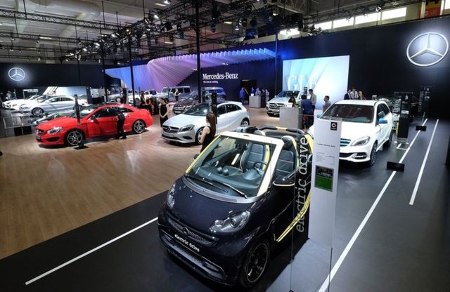 YILDIZLARIYLA GÖZ KAMAŞTIRDI - Mercedes-Benz, kompakt sınıftan SUV'lara kadar hemen her gruptaki aracıyla katıldığı Istanbul Autoshow Fuarı'nda Mercedes- AMG GT ve Mercedes-Benz GLE Coupé'yi Türkiye'de ilk kez otomobilseverlerin beğenisine sundu.