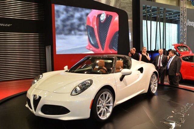 Yıllık bin adet üretilecek Alfa Romeo 4C Spider için Türkiye pazarına verilen sınırlı sayıda kontenjan dahilinde ilk siparişler fuarla birlikte alınmaya başlandı.