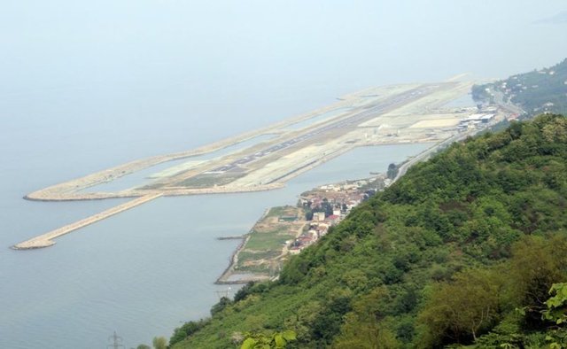 Türkiye'deki  havalimanı sayısı 12 yılda 26'dan 53'e yükseldi. Yarın Ordu-Giresun, 26 Mayıs'ta ise Hakkari Yüksekova'nın açılmasıyla hizmet verilenhavalimanı sayısı 55 olacak.