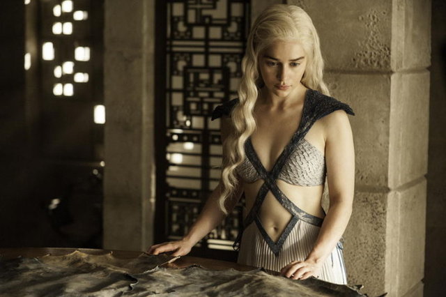Rosie Mac, Emilia Clarke'a benzerliği ile dikkat çekiyor.