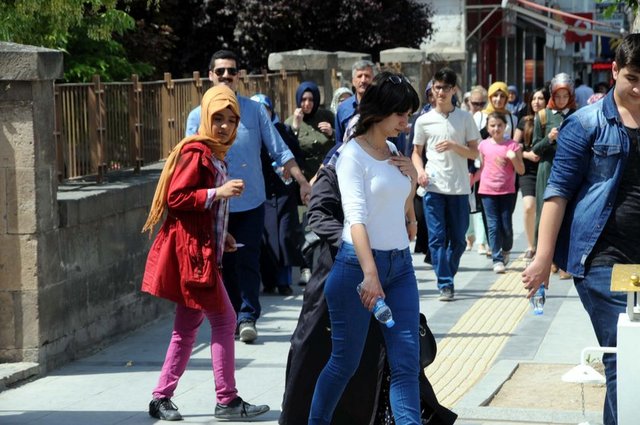 Arılan büyük bir kısmı toplanırken dışarıda kalan arılar sağa sola uçuştu. Karaca belli bir süre sonra yeniden toplanan arıları ağacın dalına vurarak bu kez bir ayakkabı kutusuna silkeledi.