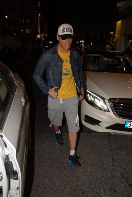 'ARAYA DÜNYA LİDERLERİ GİRDİ' - Demet Akalın'ın albümü için Arnavutköy'de stüdyoya kapanan Akçıl, gazetecilerin sorularını yanıtladı.