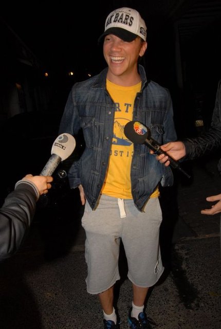 Şallı ile barışma sürecinin zorluğunu, "Araya birçok dünya lideri girdi" sözleriyle anlatan şarkıcı, doğum gününde sevgilisinin ne aldığını soran muhabirlere "Bana en güzel hediye kendisi" diye cevap verdi.