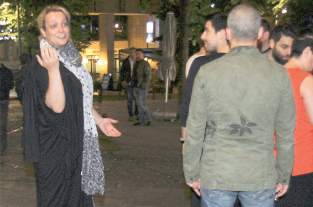 Nuri ALTUNTAŞ / HT MAGAZİN - Türkiye'nin ilk trans oyuncusu Ayta Sözeri önceki gece Nişantaşı'ndaydı. 'Paramparça' dizisinde rol alan Sözeri, arkadaş grubuyla gittiği Sess adlı kulübe alınmadı.